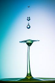 Vallende/botsende druppel van Martien van Dommelen