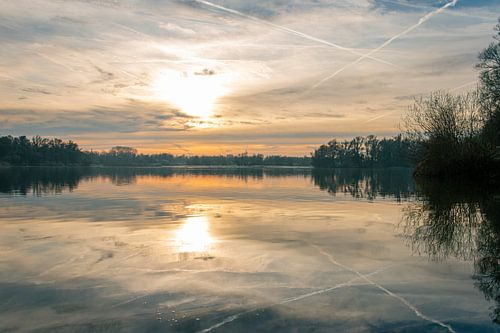 Magnifique coucher de soleil aux couleurs rouge, orange, or et jaune.