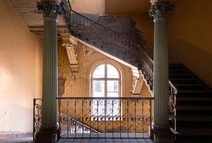 Treppenhaus in verlassener Villa