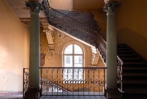 Escaliers dans une villa abandonnée