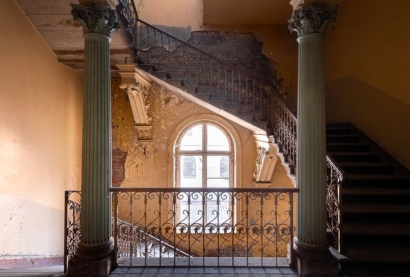 Trap in een Verlaten Villa van Roman Robroek - Foto's van Verlaten Gebouwen