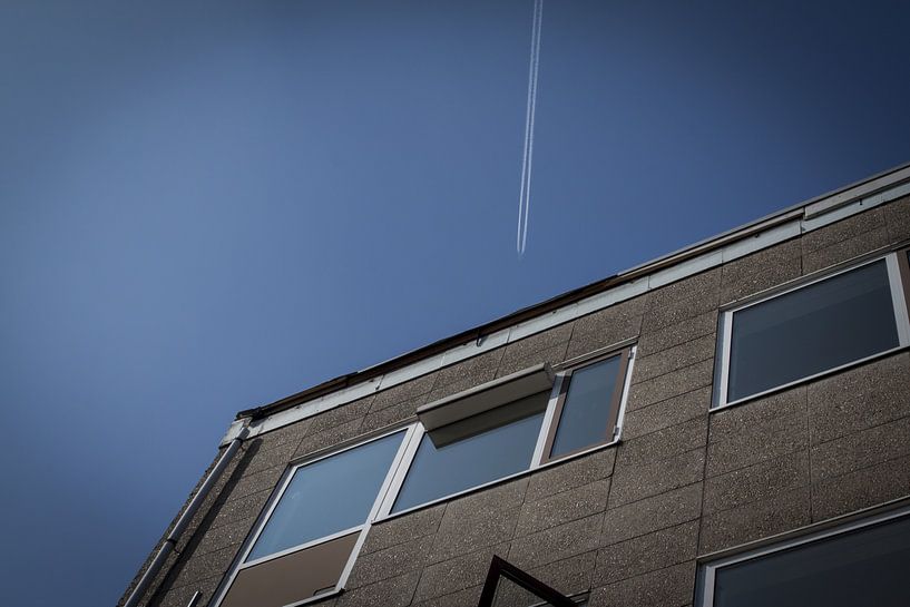 Vliegtuig vliegt boven flat van Jasper Scheffers