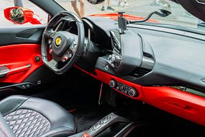 Intérieur de la voiture de sport Ferrari 488 Spider