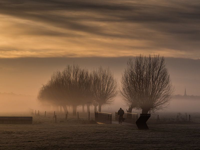 Eenzame fietser in de mist by Marjo Kusters