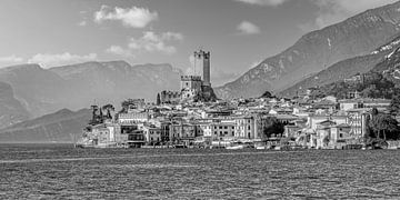 Malcesine au lac de Garde en noir et blanc sur Manfred Voss, Schwarz-weiss Fotografie