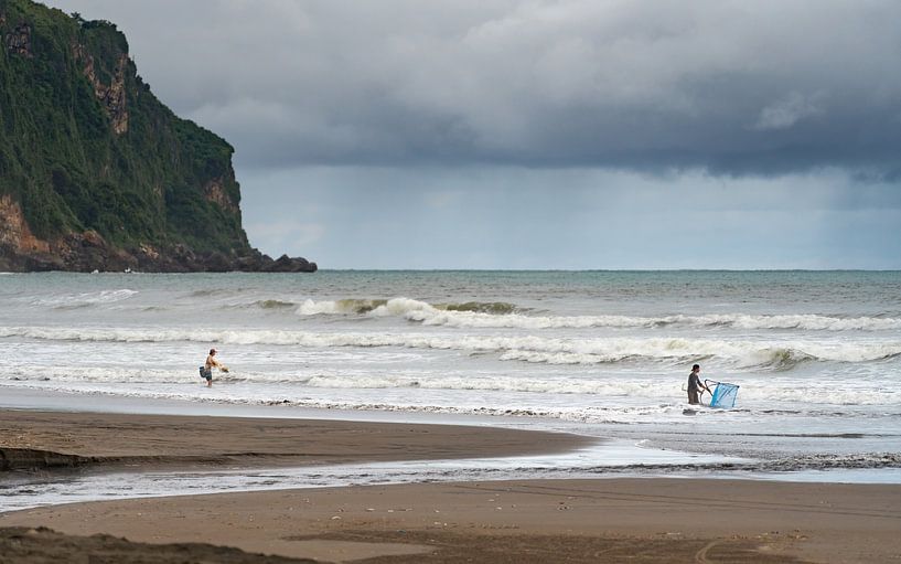 Fishermen on the beach at Gunung Kidul by Anges van der Logt