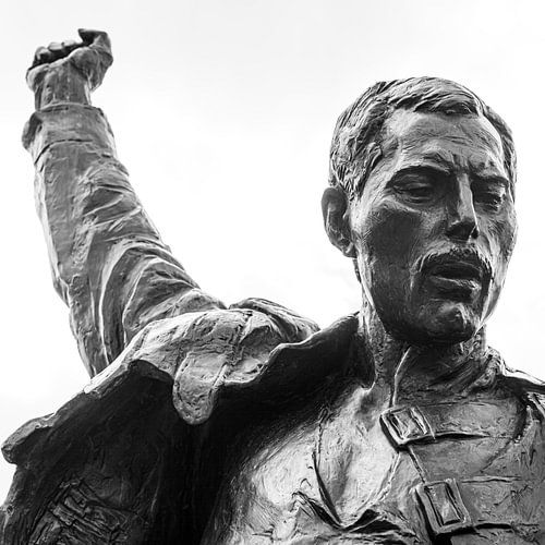 Standbeeld van Freddie Mercury in Zwart-Wit