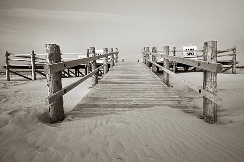 Vers les chaises de plage avec vue