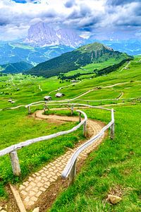 Seceda Bergpfad von den dramatischen Felsen in den Dolomiten
