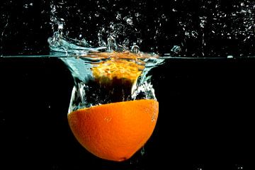 Sinaasappel splasht in het water van Eye on You