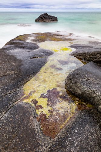 Strand Uttakleiv op het eiland Vestvågøy op de Lofoten