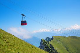 Télécabine rouge vers le Stockhorn dans l'Oberland bernois, en Suisse sur SusaZoom