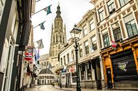 Grote Kerk vanuit de Vismarktstraat te Breda