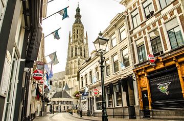 Grote Kerk vanuit de Vismarktstraat te Breda van Floris Oosterveld
