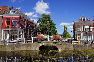 Brug en kanaal in  Delft.
