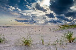 Strand Texel De Hors met imponerende wolken.