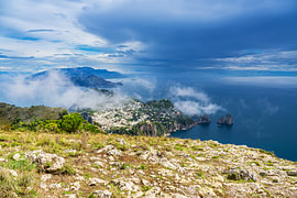 Côte rocheuse avec des nuages sur l'île de Capri, en Italie.