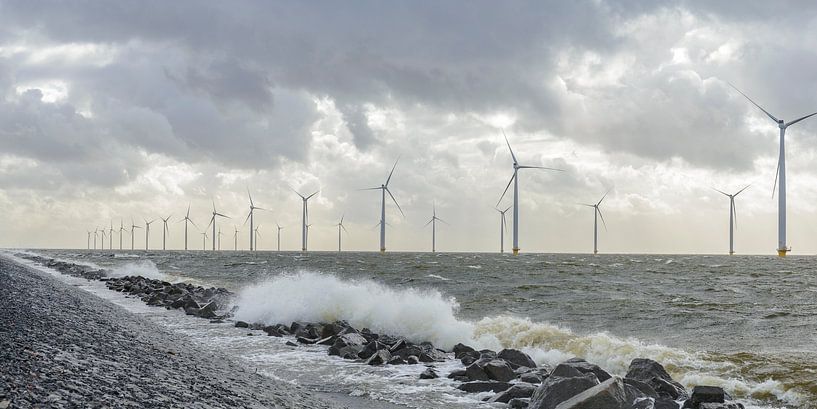 Offshore windpark met windmolens in het IJsselmeer van Sjoerd van der Wal Fotografie
