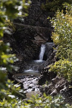 Wasserfall im Grünen bei Kukës, Albanien, Balkan von Jochem Oomen
