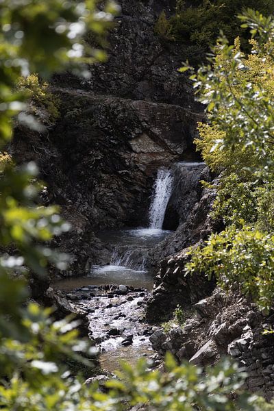 Waterval tussen het groen bij Kukës, Albanië, Balkan van Jochem Oomen
