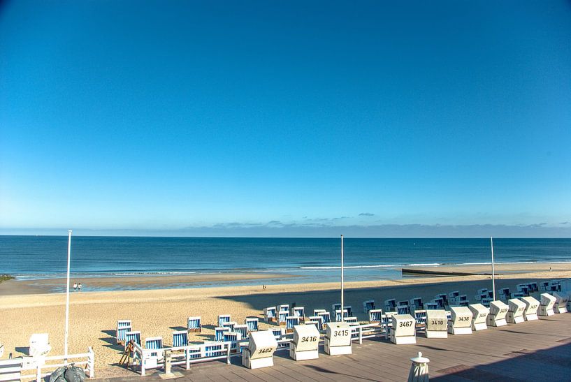 Beach chairs in the early morning by Norbert Sülzner