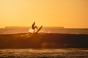 Surfen in Mentawai bei Sonnenuntergang 2 von Andy Troy