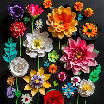 Papierblumen geschnitten und gefaltet und zu einem fröhlichen Bild zusammengesetzt von John van den Heuvel