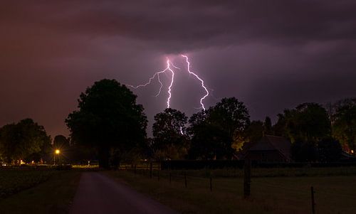 Bliksem boven boerderij.