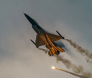 Belgian F-16 Demo Team : le Dark Falcon.