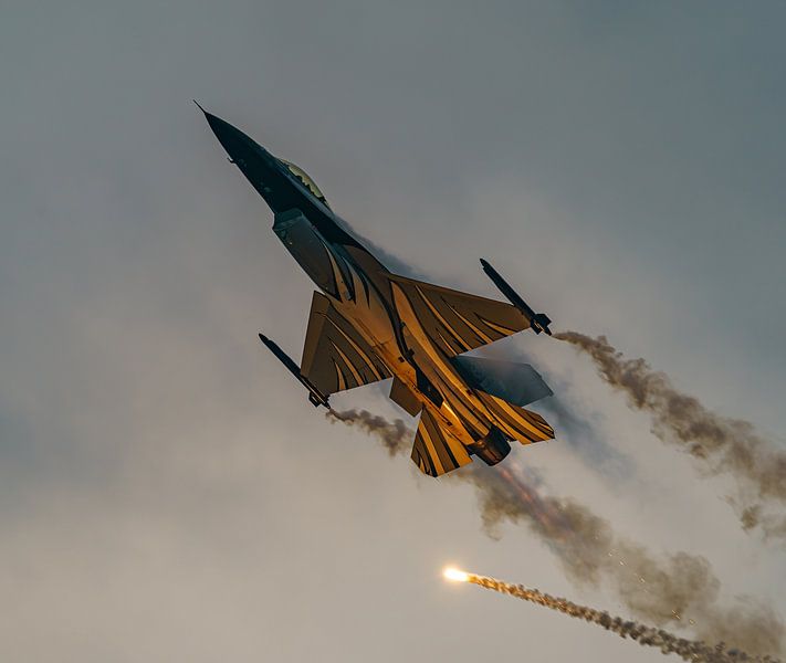 Belgian F-16 Demo Team: the Dark Falcon. by Jaap van den Berg