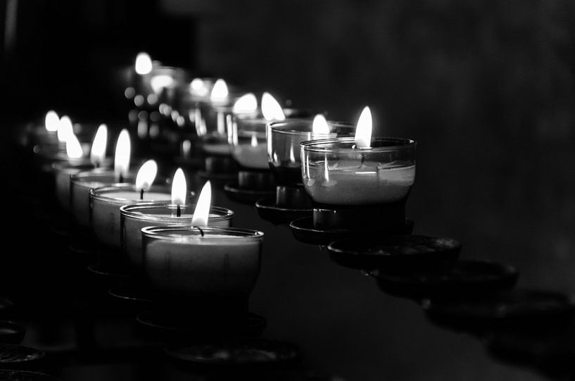 Kerzen in einer Kirche von Eline Willekens