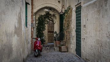 Vespa in der Gasse von Yvonne van der Meij