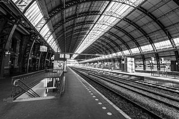 Bijna verlaten Amsterdam Centraal station in zwart-wit van Sjoerd van der Wal
