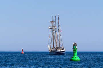 Voilier sur la mer Baltique pendant la Hanse Sail à Rostock sur Rico Ködder