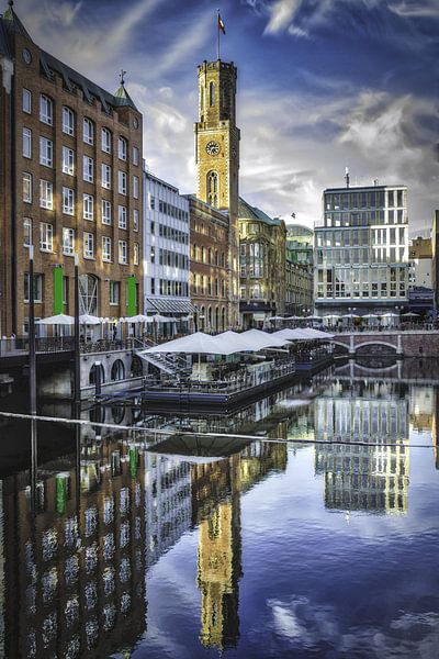 Spiegelung von Gebäuden im Bleichenfleet von Hamburg von Dieter Walther