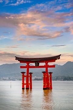 Itsukushima schrijn op het eiland Miyajima in de avond van Melanie Viola