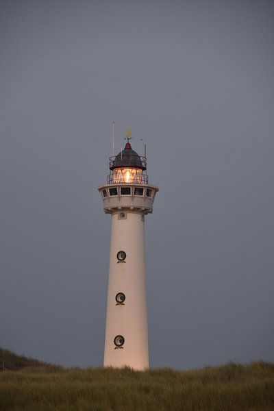 Der Leuchtturm von Egmond aan Zee. von Jurjen Jan Snikkenburg