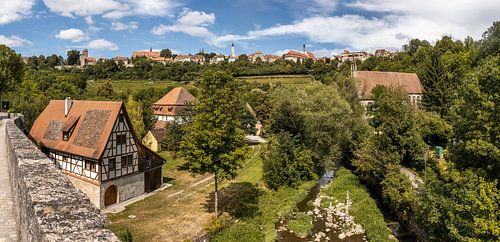 Panorama-Blick von der historischen Tauberbrücke auf die Altstadt von Rothenburg ob der Taber von Frank Herrmann