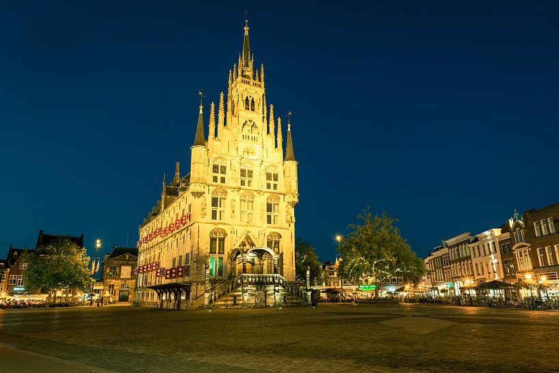 Altes Rathaus auf dem Marktplatz von Gouda, Holland von Menno van der Haven