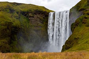 Skógafoss waterval te IJsland van Anton de Zeeuw