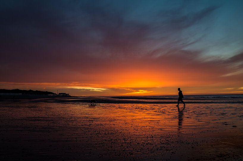 Sonnenuntergang mit Wanderer am Strand von Bart van Dam