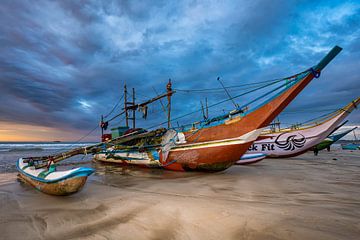 Vissersboten in Sri Lanka van Roland Brack
