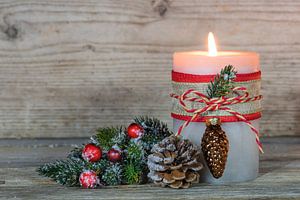 Advent kaarslicht met traditionele kerstversiering op hout van Alex Winter