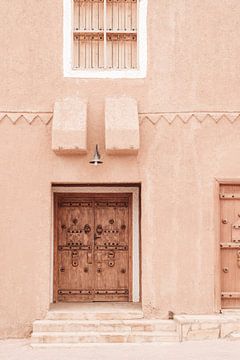 Porte arabe et mur en terre de couleur pêche