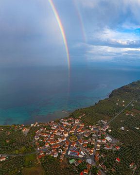 Nea Koroni au bord de la mer avec un arc-en-ciel sur Ewold Kooistra