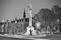 Het Drakenfontein van 's-Hertogenbosch bij avond in zwart-wit