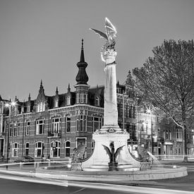 Het Drakenfontein van 's-Hertogenbosch bij avond in zwart-wit van Den Bosch aan de Muur