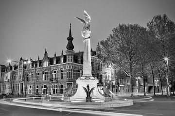 Het Drakenfontein van 's-Hertogenbosch bij avond in zwart-wit van Den Bosch aan de Muur