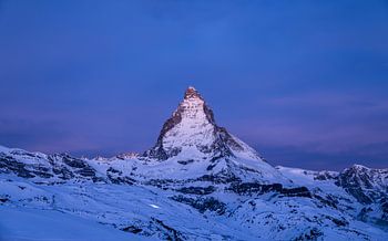 Matterhorn bij Zermatt - blauw uur - de dag ontwaakt