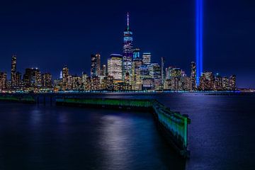 New York City Skyline - 9/11 Tribute in Light gezien vanuit Jersey City van Tux Photography